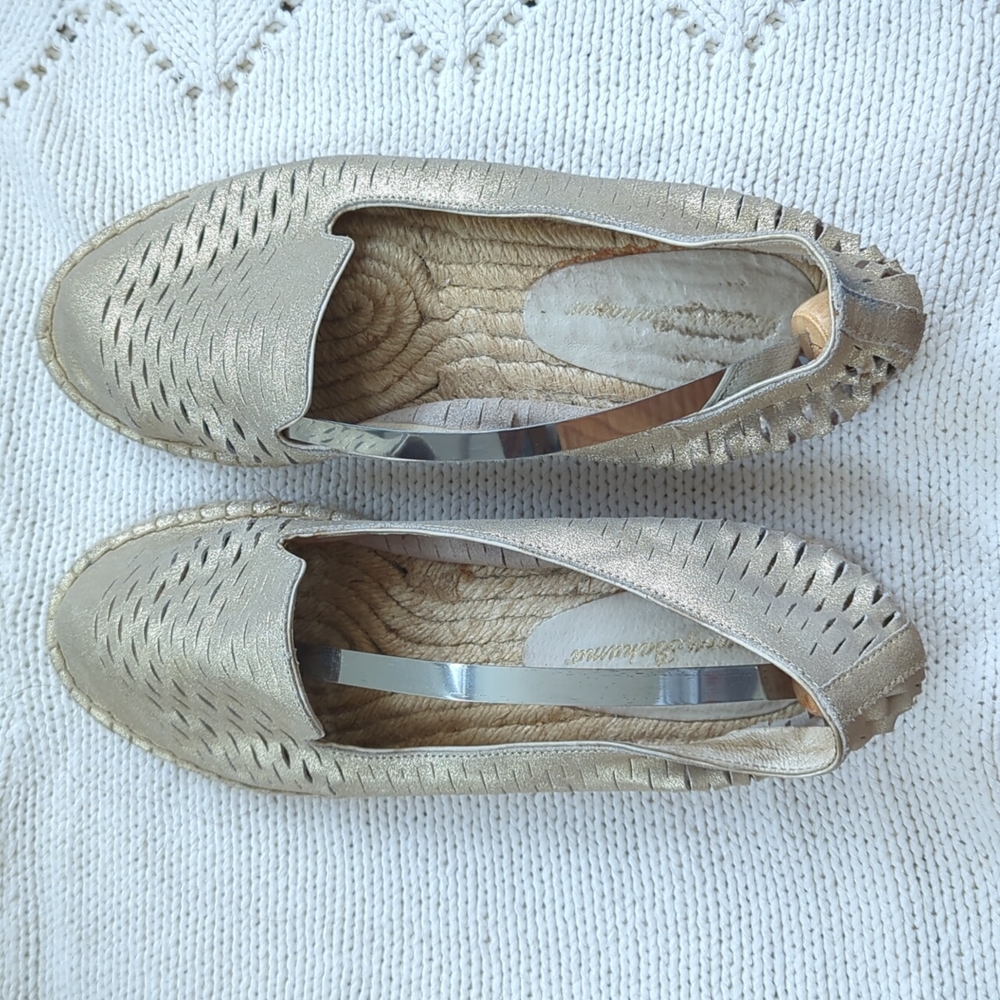 Tommy Bahama Gold Espadrilles shoes EUC